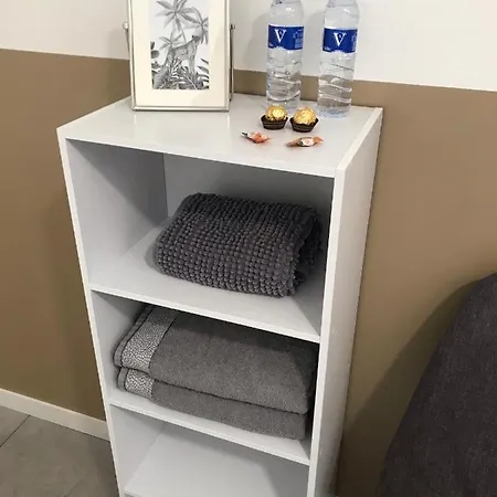 Studette De 17m2 Avec Parking Privé Gratuit Climatisation Et Petite Cuisine