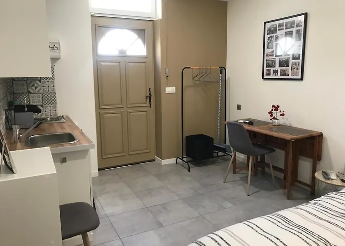 Maison d'hôtes Studette De 17m2 Avec Parking Privé Gratuit Climatisation Et Petite Cuisine