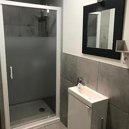 Pensión Studette De 17m2 Avec Parking Privé Gratuit Climatisation Et Petite Cuisine 4*