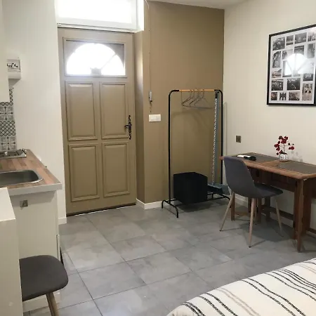 Pensión Studette De 17m2 Avec Parking Privé Gratuit Climatisation Et Petite Cuisine