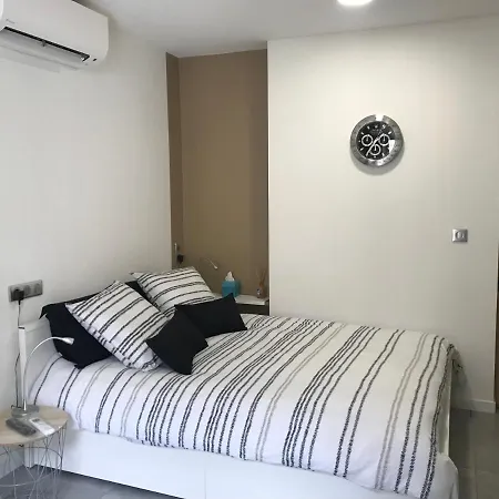 Studette De 17m2 Avec Parking Prive Gratuit Climatisation Et Petite Cuisine