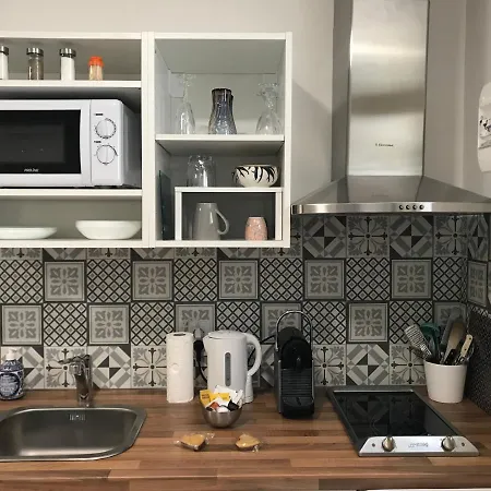 Studette De 17m2 Avec Parking Privé Gratuit Climatisation Et Petite Cuisine Pensión 4*