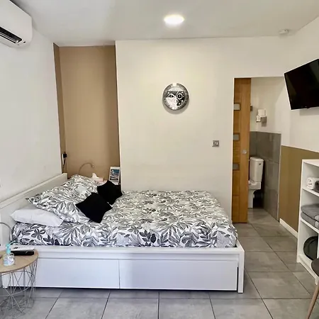 Affittacamere Studette De 17m2 Avec Parking Privé Gratuit Climatisation Et Petite Cuisine Mentone